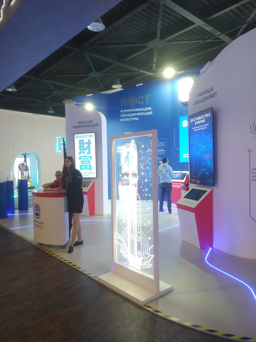 Во всех зонах выставки "Регион 2030" в Национальном центре "Россия" присутствуют сотрудники, которым можно задавать вопросы