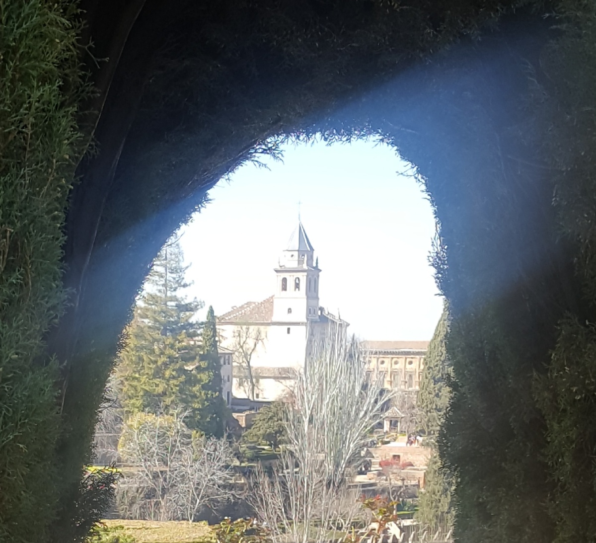 А в окошке великолепная Альгамбра