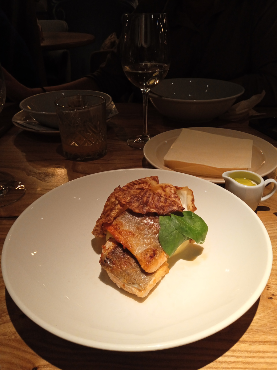 Рыбка форель, соус и вино.