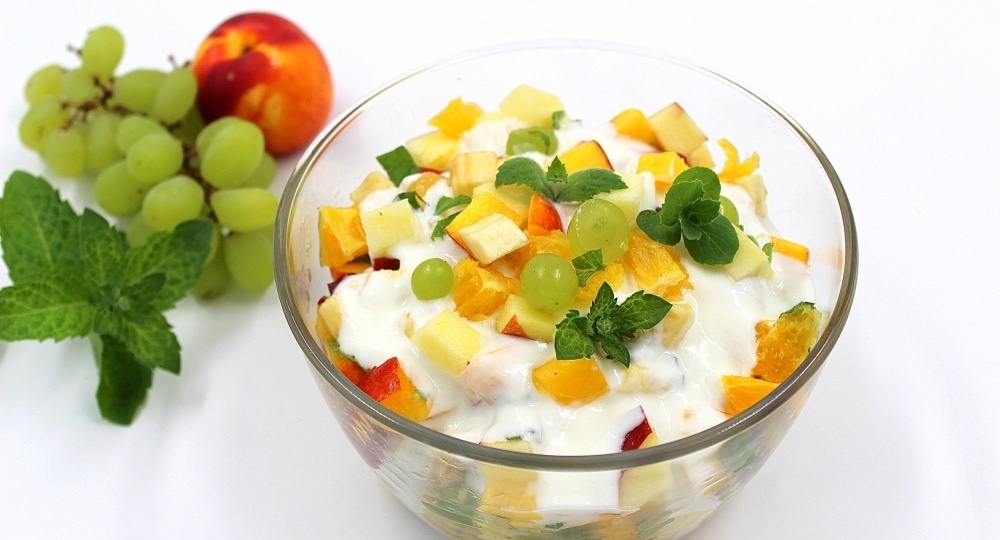 Фруктовый салат с йогуртом
