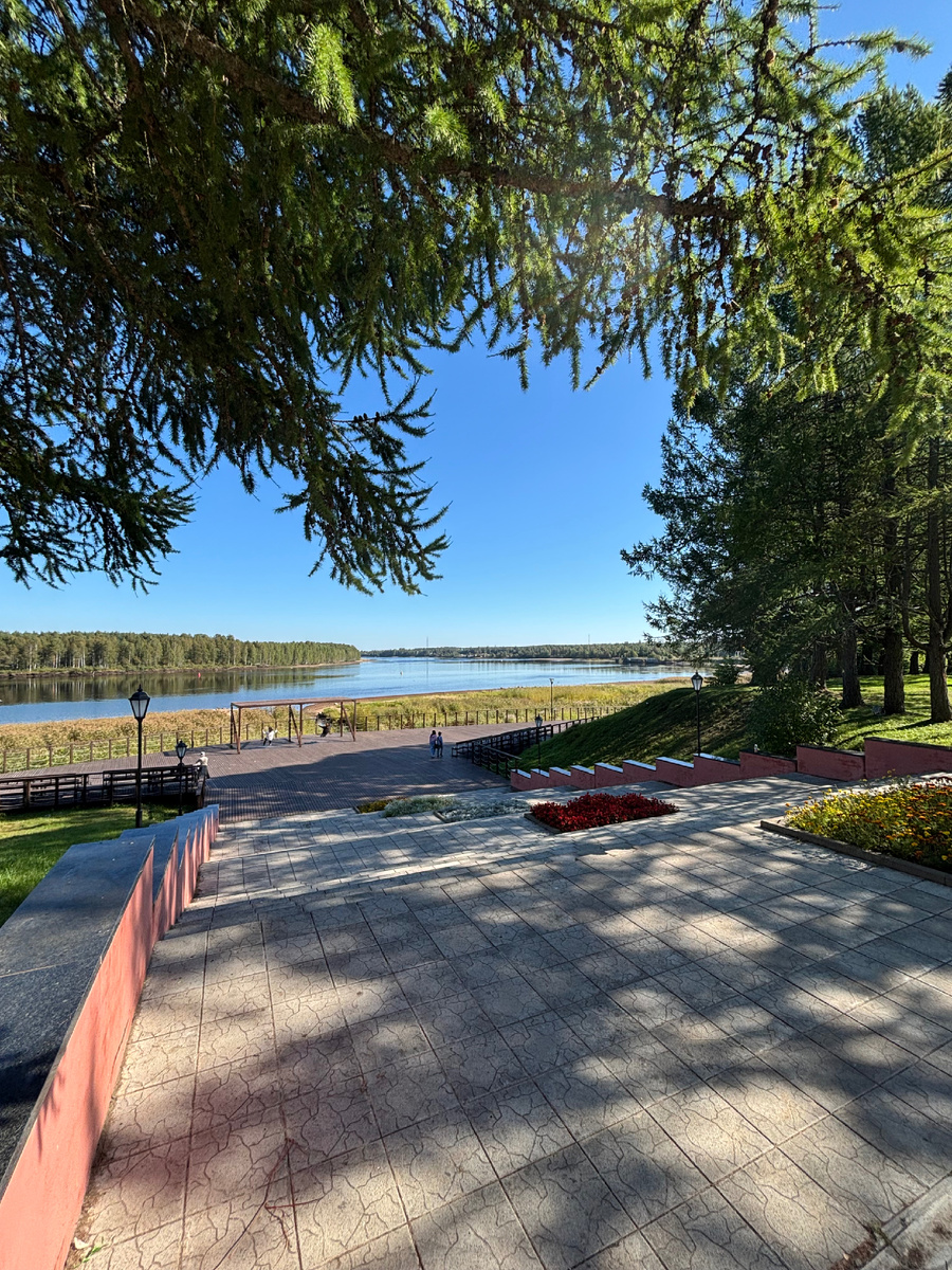 Набережная Лодейного Поля и река-красавица Свирь, соединяющая второе и третье по размеру озера - Ладожское и Онежское