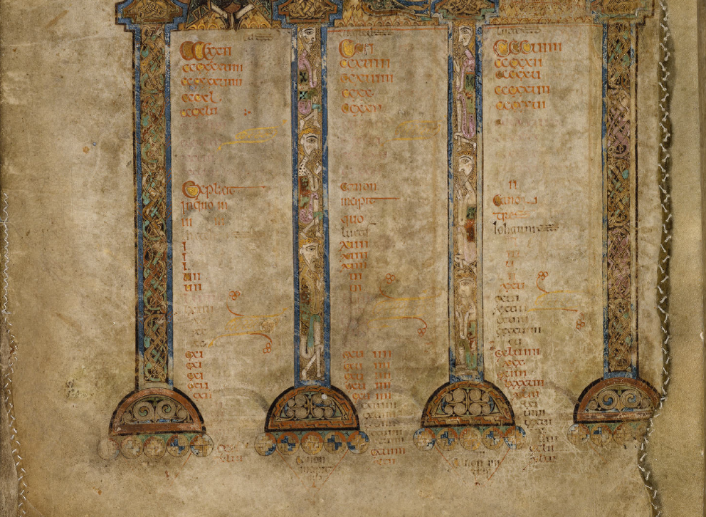 В двух средних колонках орнамент соткан из человеческих фигур. Детали кроя, кончно, не рассмотреть, но некоторые признаки йонара - декор, длина читаются даже в таком варианте.