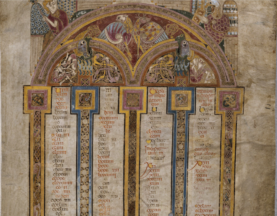 В левой арке борцы одеты в йонары и короткие брюки. В арке справа на мужчине костюм прямо таки - все детали в одном цвете и с подобранным декором.