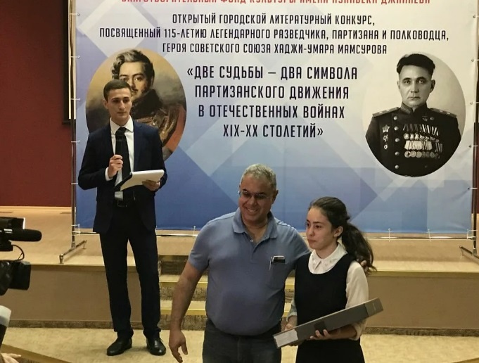 В центре фото - внук генерал-полковника Мамсурова Серхио Эрнандес