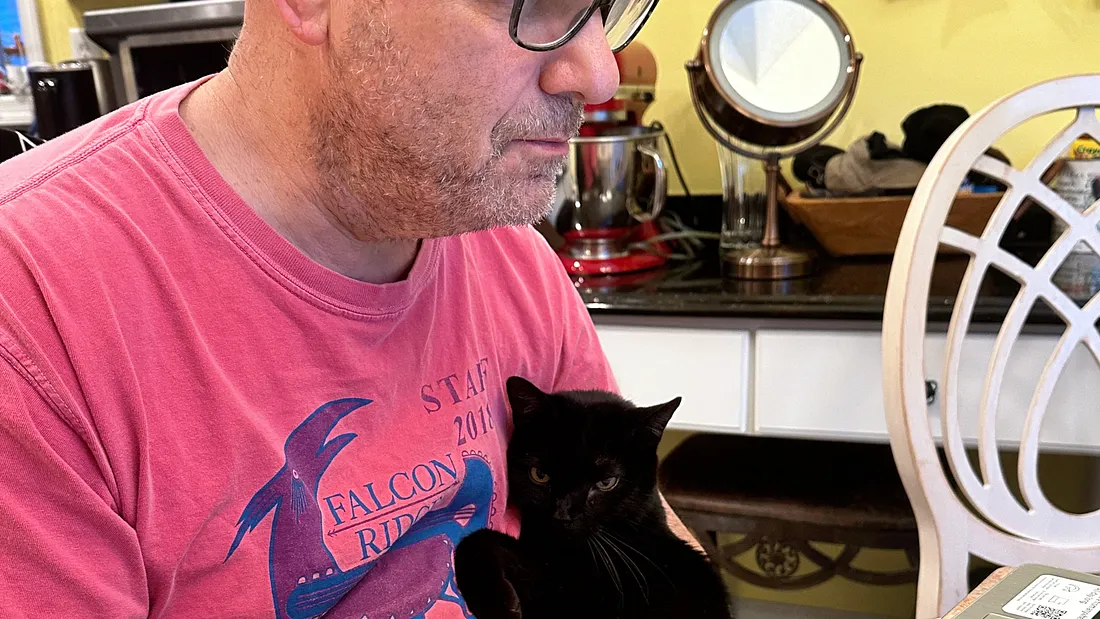 Мальчик на боку помогает автору писать