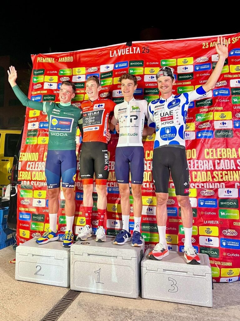    Импровизированный подиум с обладателями всех маек Вуэльты Испании — 2025