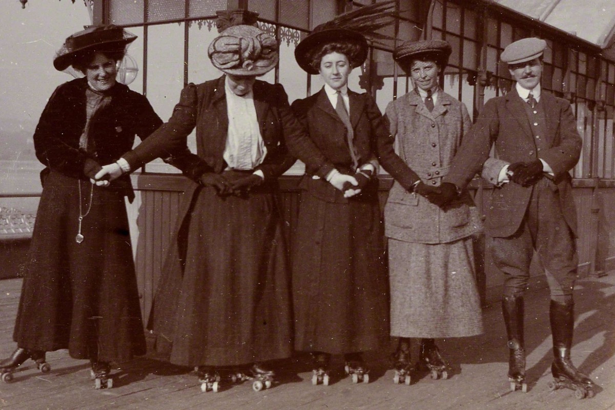    Агата Кристи (в центре) на роликах, 1911 год. скриншот с сайта The Guardian