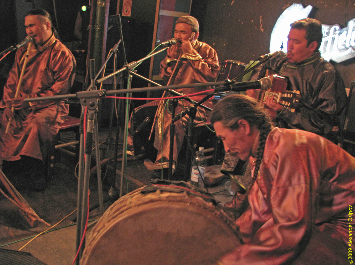 Группа «Хуун-Хуур-Ту», слева направо: Радик Тюлюш, Кайгал-оол Ховалыг, Алексей Сарыглар, Саян Бапа. Клуб «Китайский летчик Джао-Да», 28 августа 2009 г.