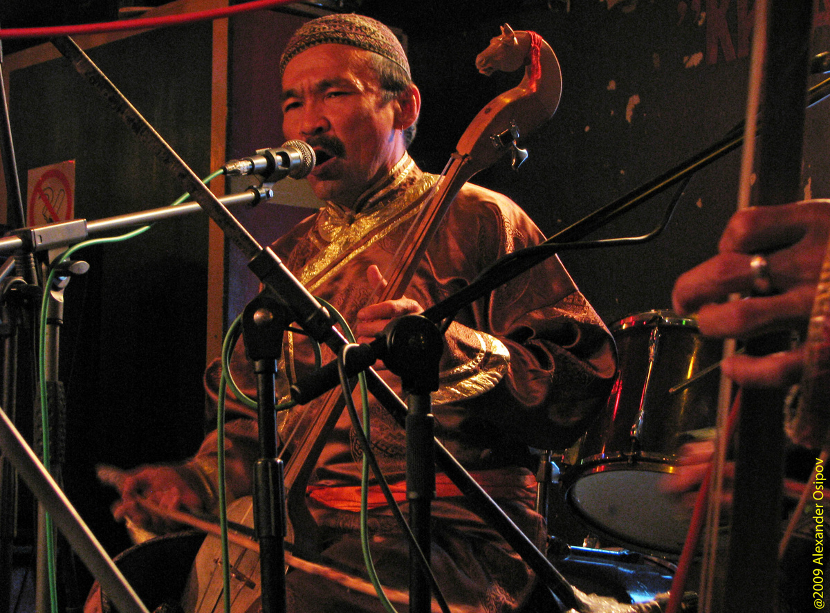 Кайгал-оол Ховалыг с игилом.