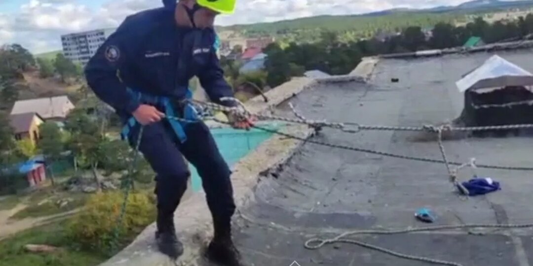 Акмолинские спасатели на веревках спустились с крыши пятиэтажки на помощь пятилетнему мальчику