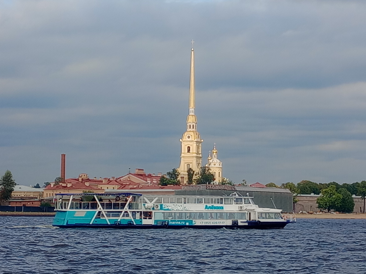 Вид на Петропавловку 