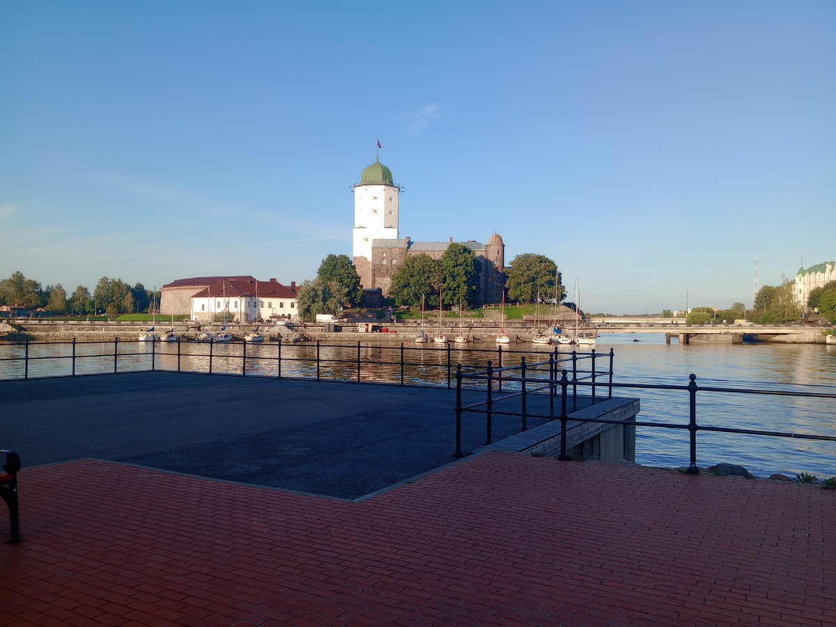 Набережная с видом на крепость 