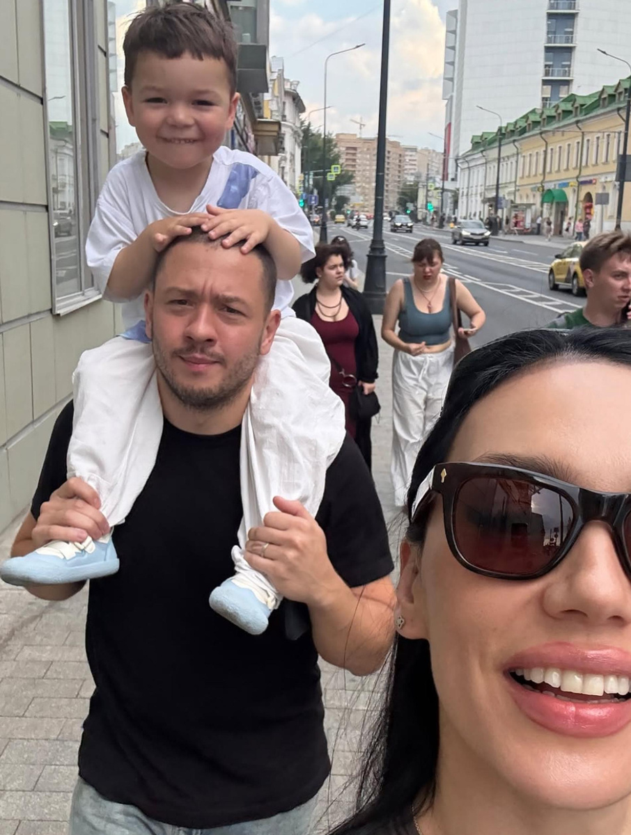    Ольга Серябкина с мужем и сыном. Фото: Инстаграм (запрещён в РФ) @seryabkina