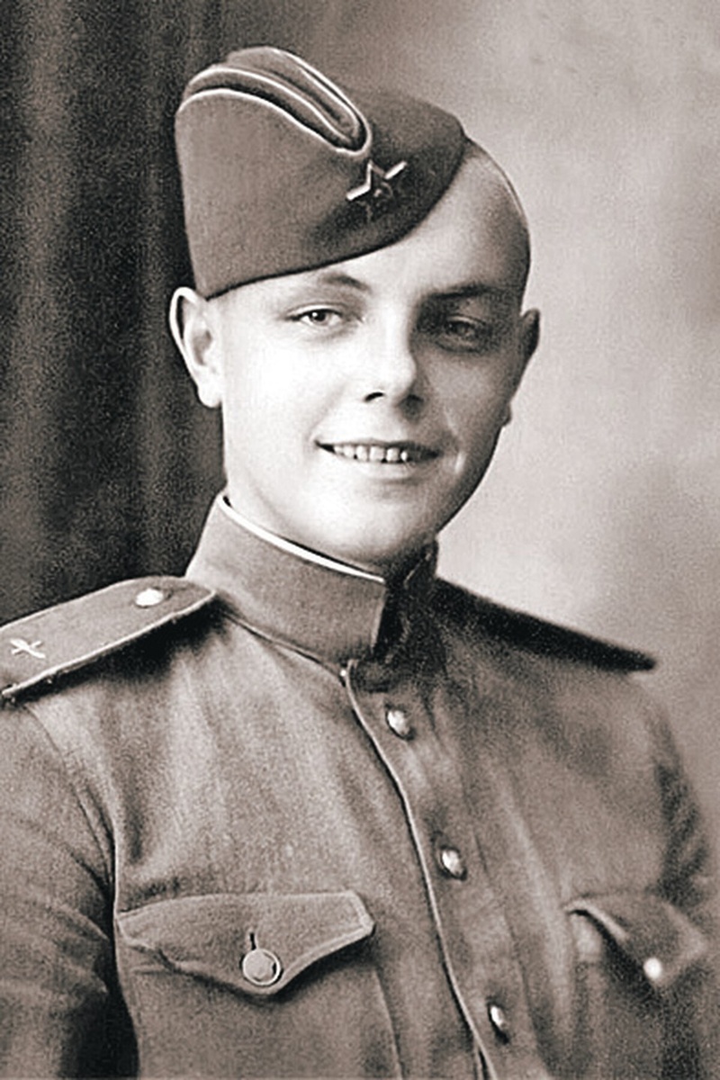    Служить на Курилах Кириллу было скучно, и Кирилл Лавров подался в драмкружок. Фото: Личный архив семьи Лавровых