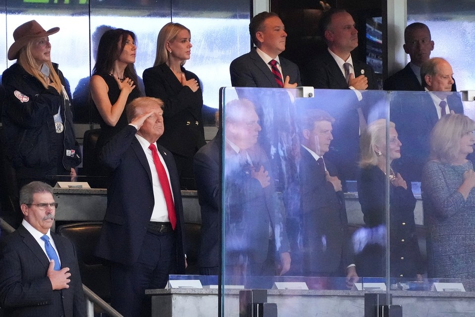    После покушения на Кирка Дональд Трамп запросил у конгресса дополнительные $58 млн для усиления безопасности органов власти. Сам он впервые укрылся за пуленепробиваемым стеклом, наблюдая недавний бейсбольный матч в Нью-Йорке. Фото: Ken Cedeno/REUTERS