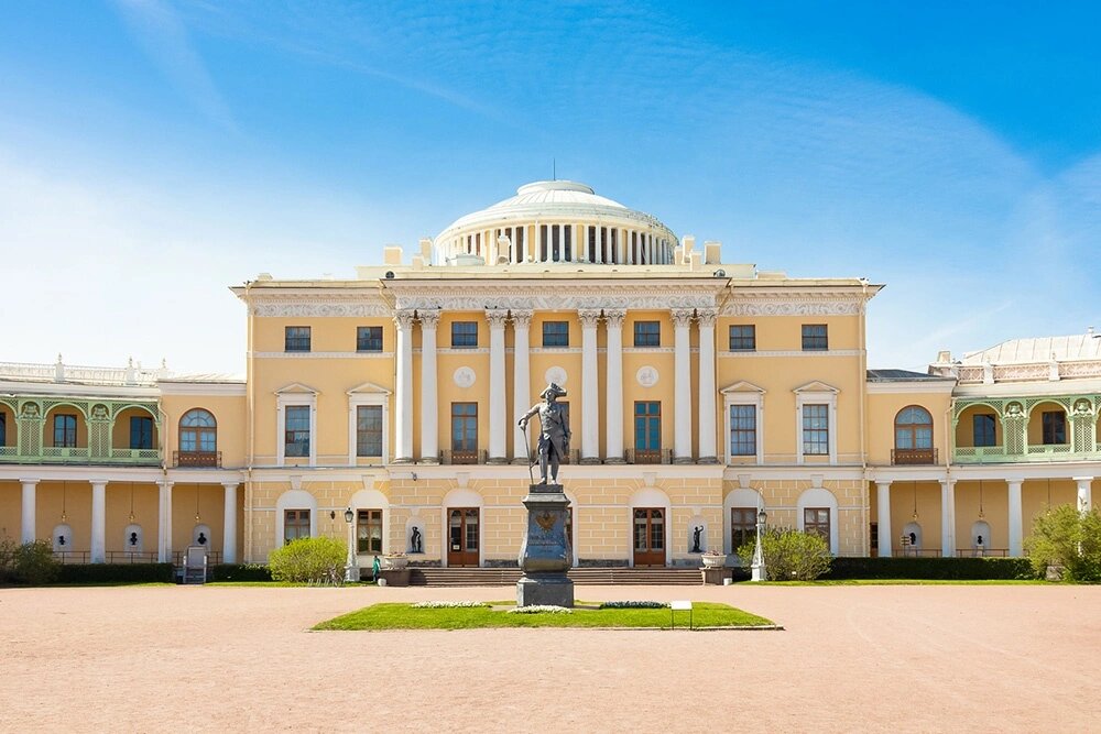 Главный фасад Павловского дворца и памятник императору Павлу I.