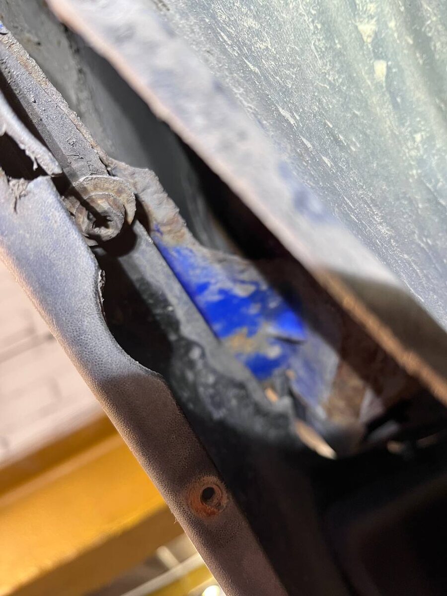 Этот болт держит бампер 