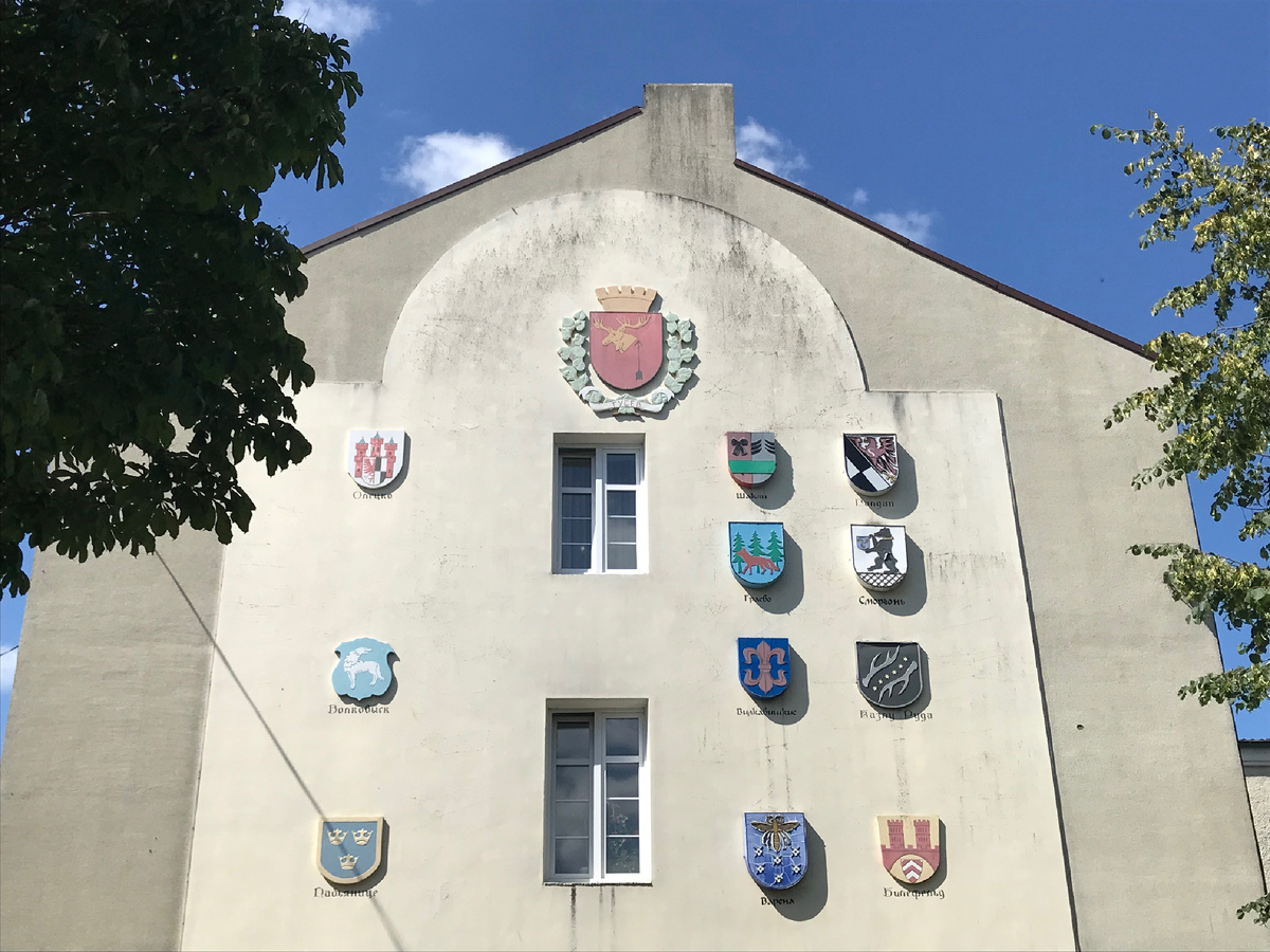 Герб города Гусева и гербы его городов-побратимов. Фото автора