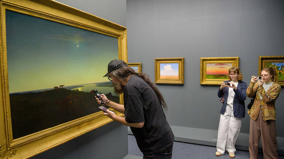 Явление луны на холсте гарантирует самую эффектную демонстрацию виртуозности Куинджи.📷Фото: Евгений Павленко / Коммерсантъ