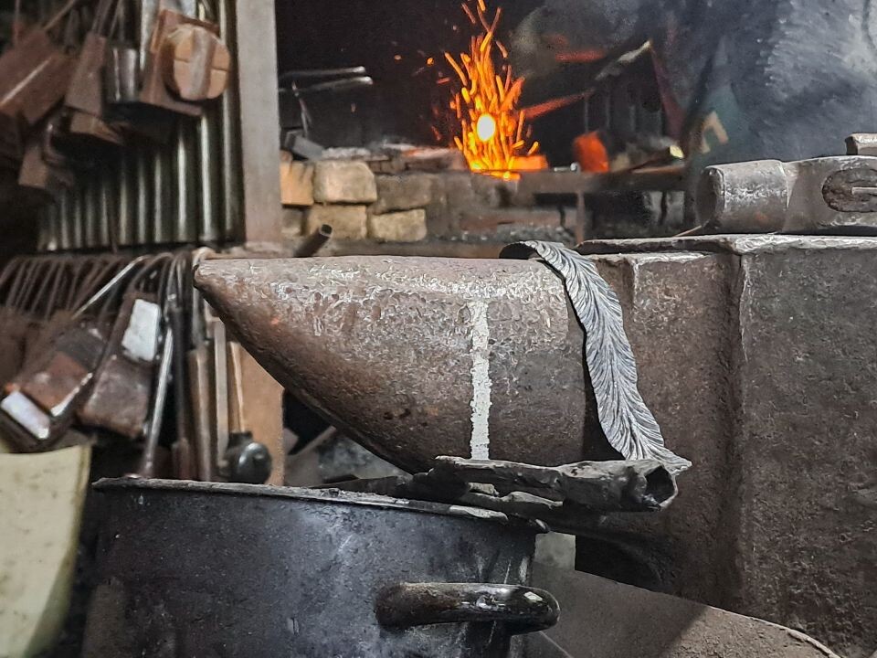    Мастер-класс по художественной ковке в кузнице на территории "Спички". Источник: Евгения Кочеткова/"Толк"