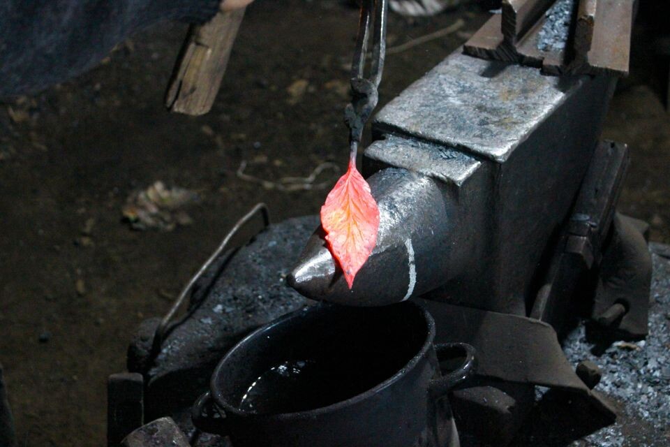    Мастер-класс по художественной ковке в кузнице на территории "Спички". Источник: Евгения Кочеткова/"Толк"