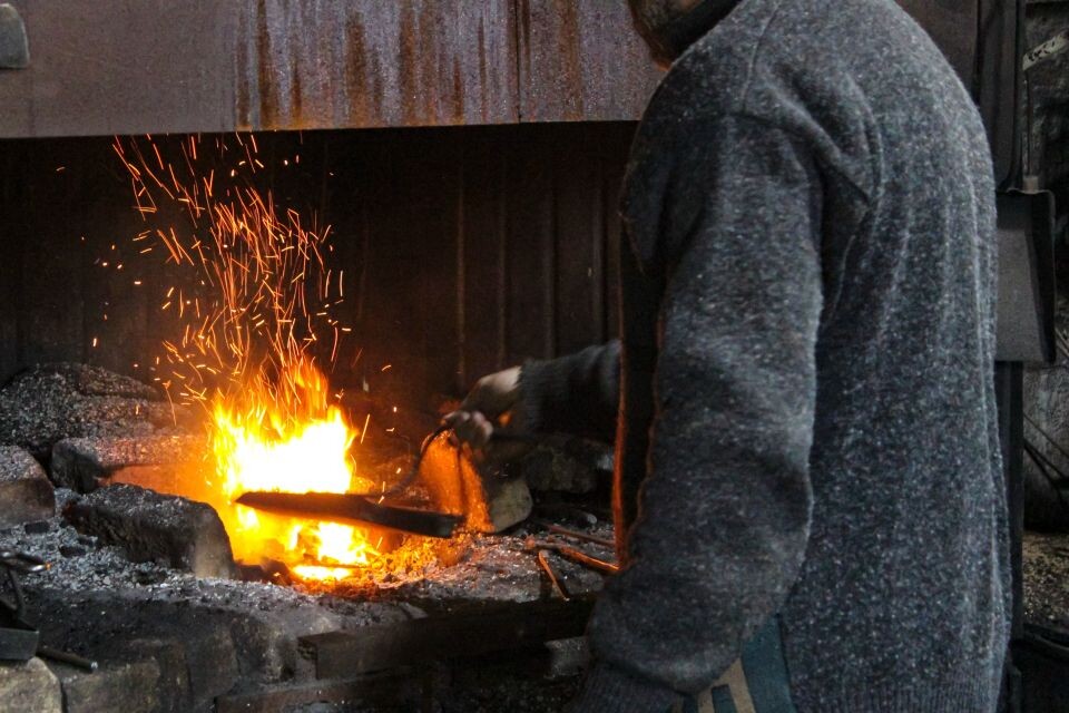    Мастер-класс по художественной ковке в кузнице на территории "Спички". Источник: Евгения Кочеткова/"Толк"