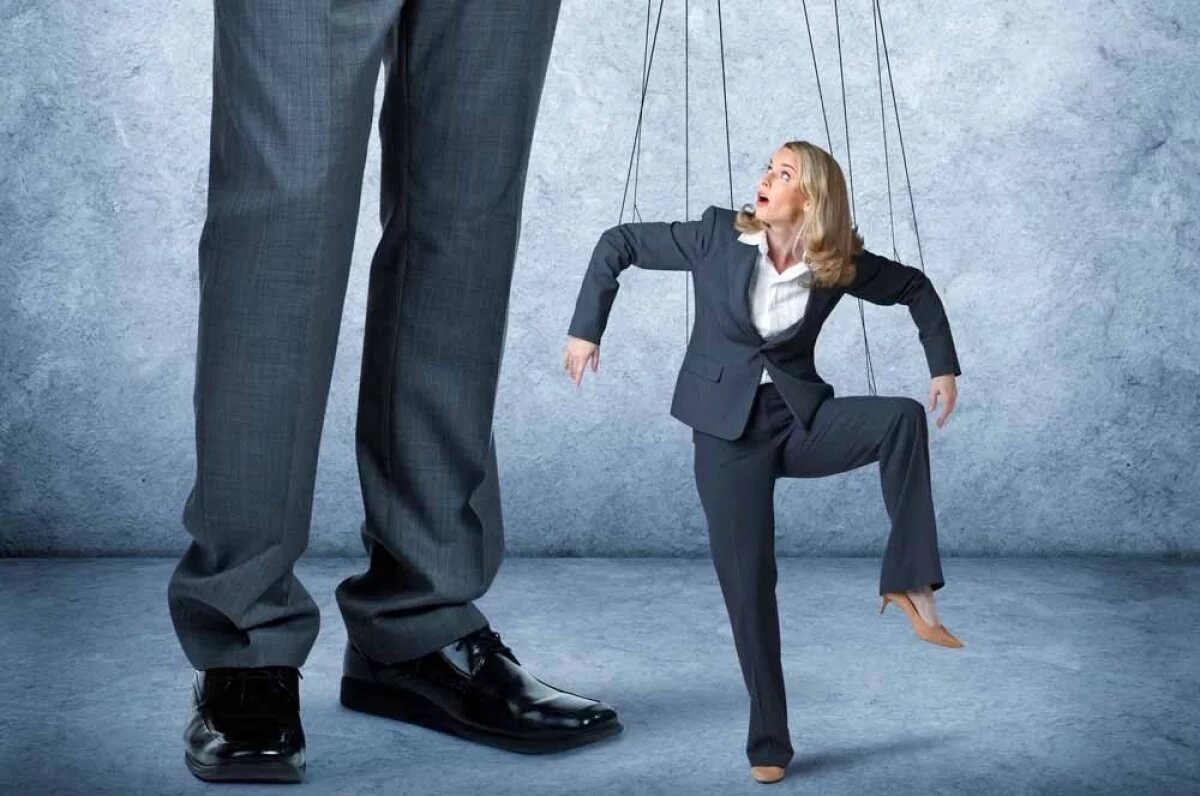    Чаще всего манипуляторы используют повторяющиеся сценарии.