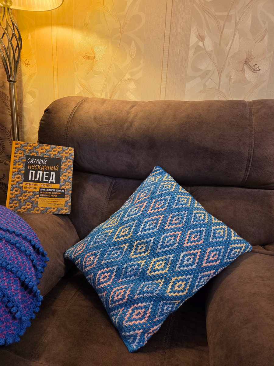 Подушка в интерьере.