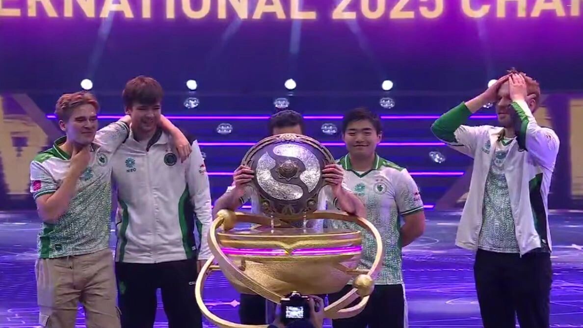    Станислав Поторак (второй справа) и команда Team Falcons забирают главный приз. Кадр видео канала CYBERSLOVO/t.me