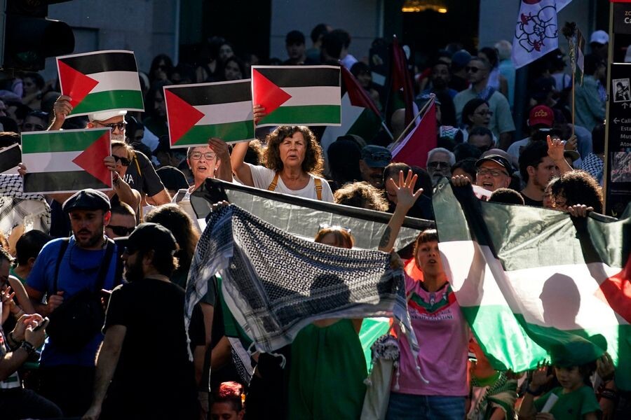    Демонстрация во время завершающего этапа многодневной велогонки «Вуэльта Испании» в Мадриде / Источник: © Andrea Comas/AP/TASS