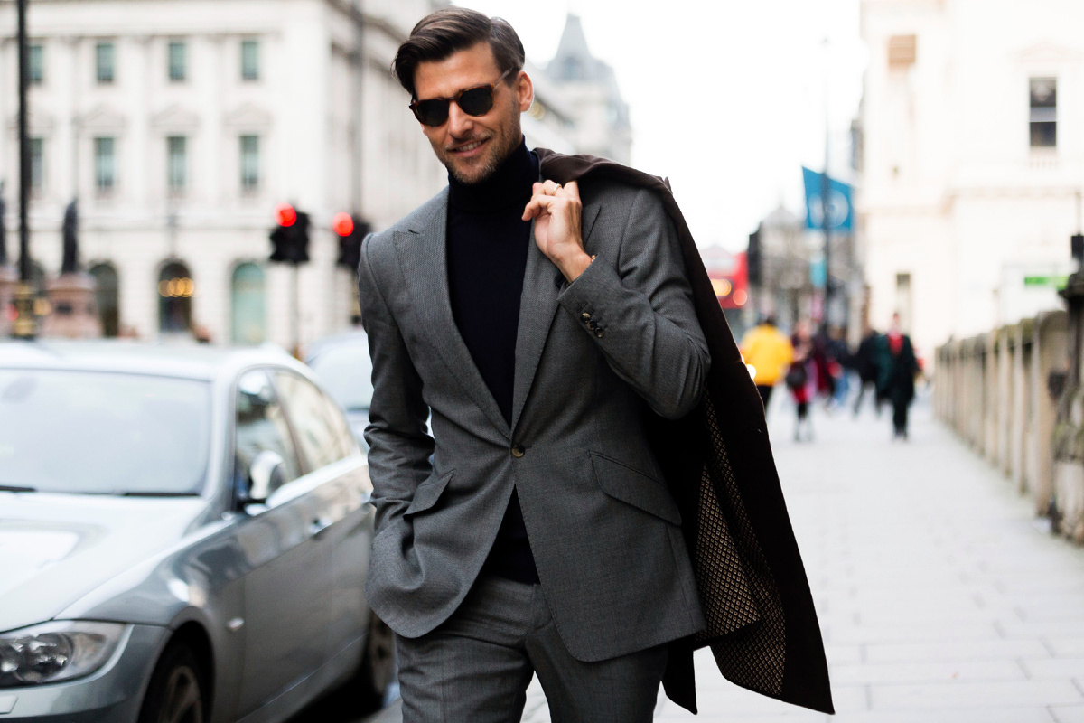 он отскочил в сторону, еле удержавшись на ногах