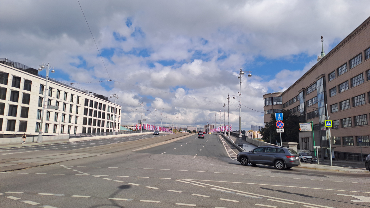 Большой Устиньинский мост. Моя первая доставка в здание слева.