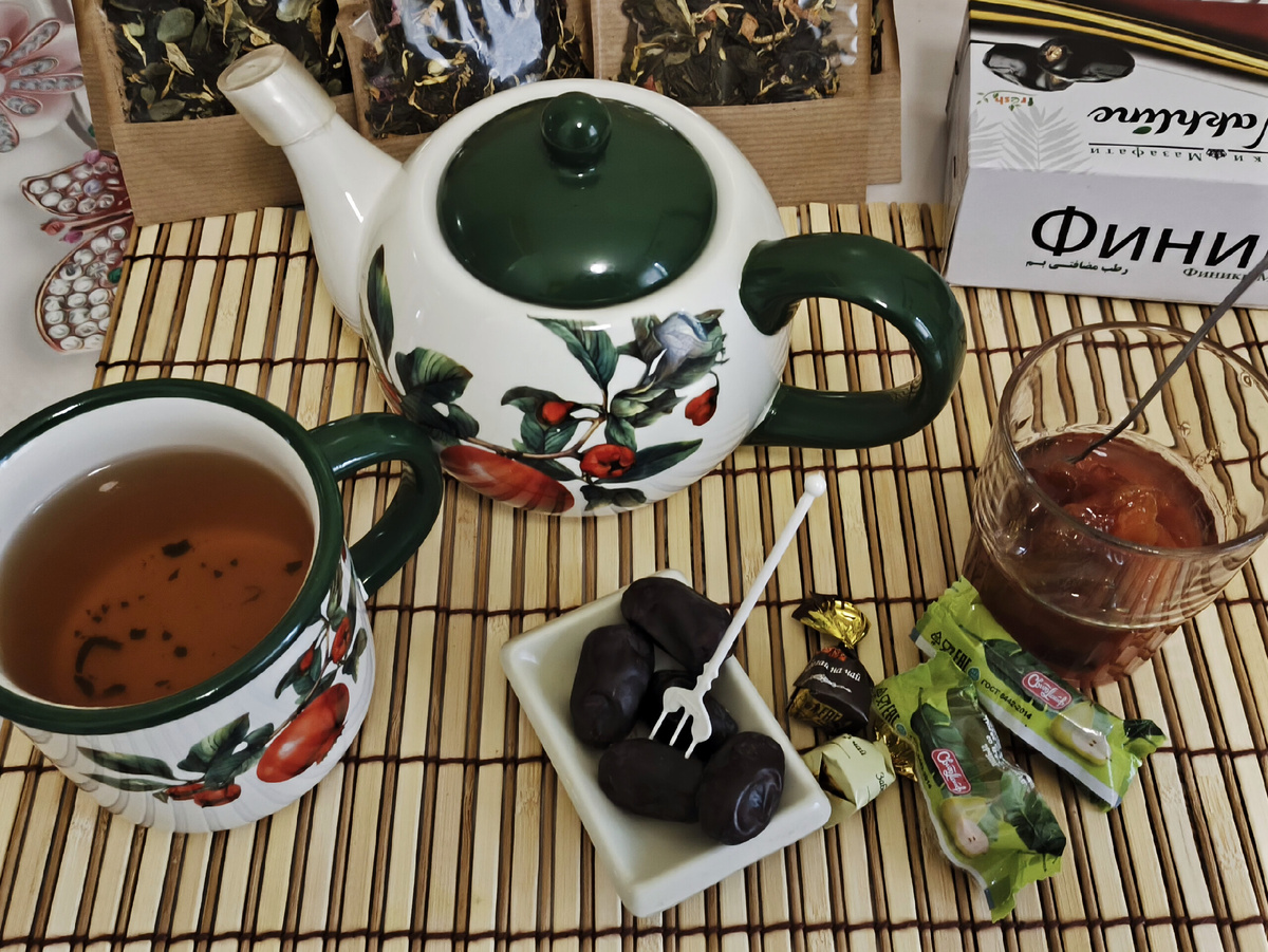 Фото автора канала. Чай заварен и налит. Осталось выбрать что можно скушать в вприкуску, особенно когда на диете.