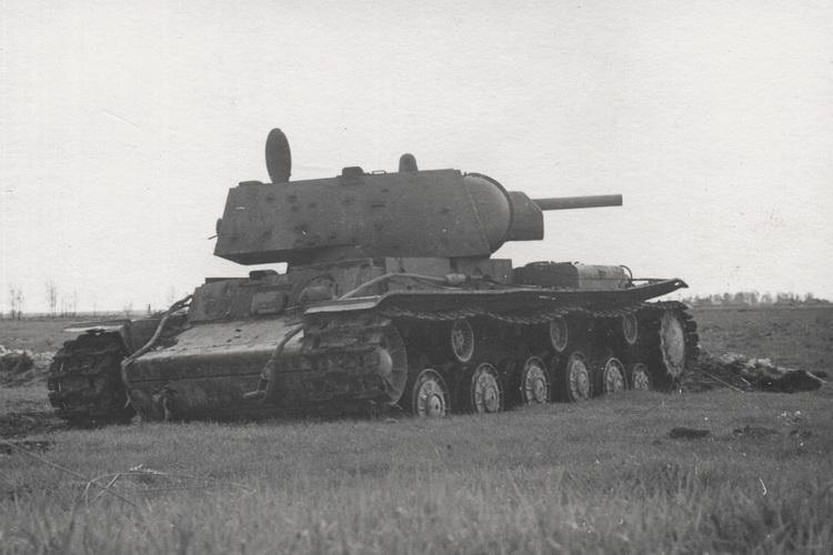 Танк КВ-1 производства ЛКЗ выпуска августа - сентября 1941 года на окраине города Красное Село