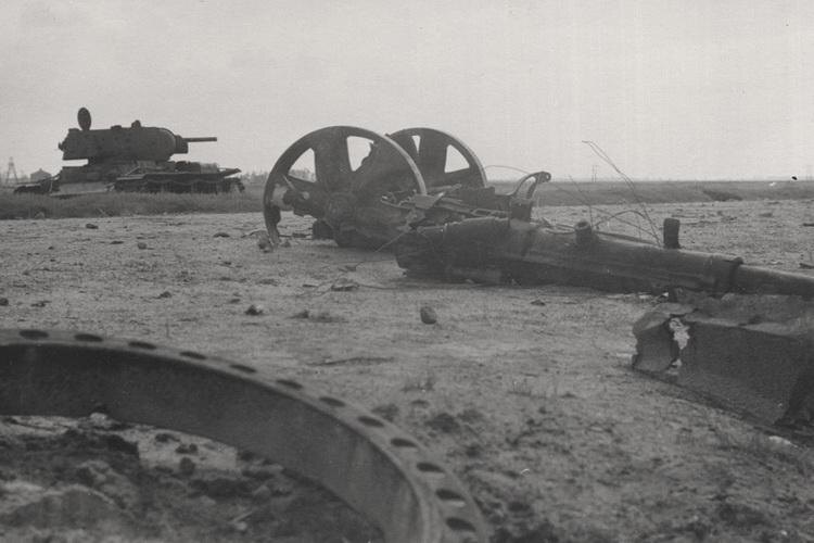 Танк КВ-1 производства ЛКЗ выпуска августа - сентября 1941 года на окраине города Красное Село