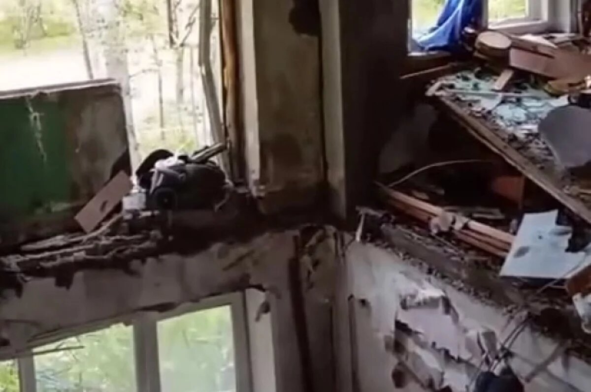    Кадр видео из поврежденного дома. Там обрушились перекрытия между первым и вторым этажами.