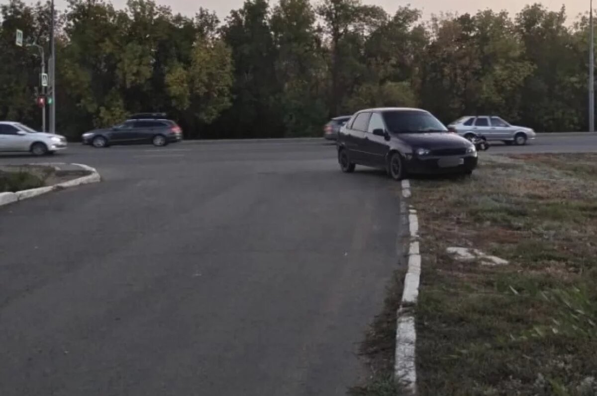    Сотрудники Госавтоинспекции Оренбурга устанавливают обстоятельства ДТП с мотоциклом.