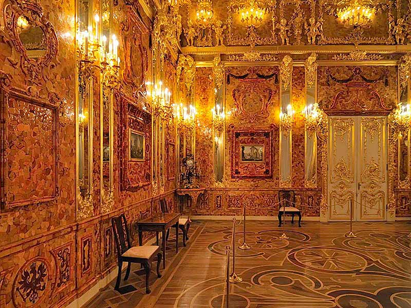 ВОТ ФОТО НЕ НАСТОЯЩЕЙ ЯНТАРНОЙ КОМНАТЫ. ЭТО КТО-ТО ЧИТАЕТ?