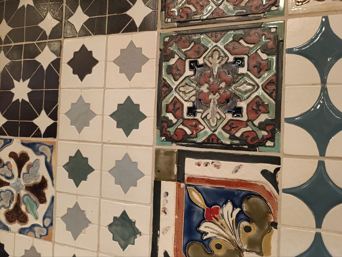 На стенах вот такая вот красота.