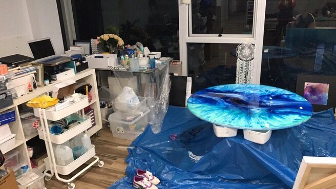 С эпоксидкой Мария работает только в студии, поскольку смола и ее испарения очень вредны