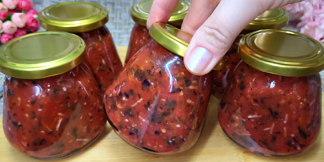 Обалденный базиликовый соус на зиму. Вкусно к мясу или просто намазать на хлеб.🌿 Готовлю помногу, но его всегда не хватает.