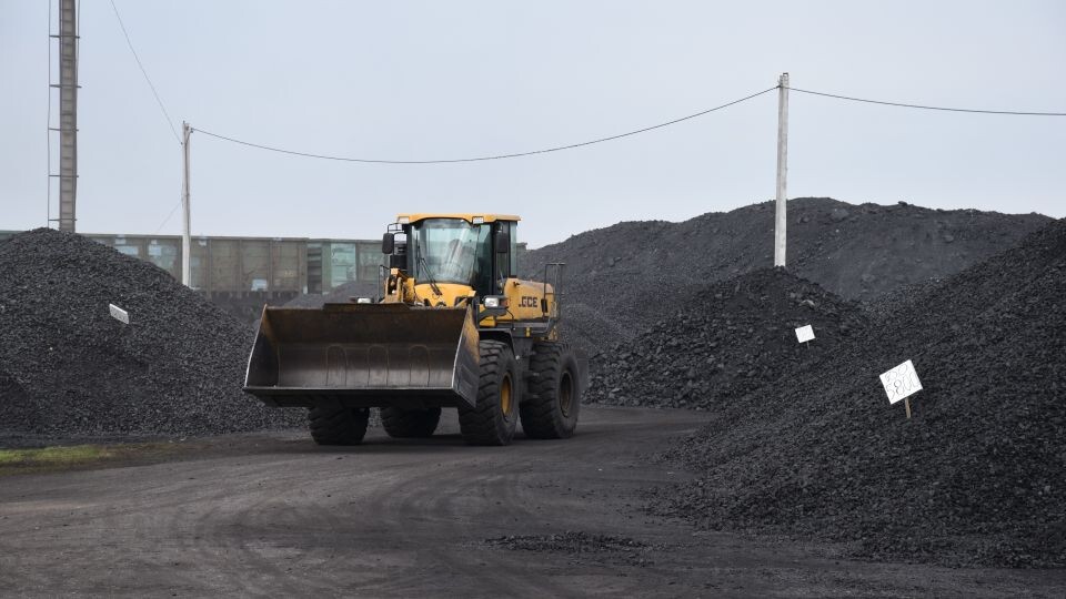    Запасы твердого топлива на угольной площадке региона в Камне-на-Оби. Источник: Минстрой Алтайского края