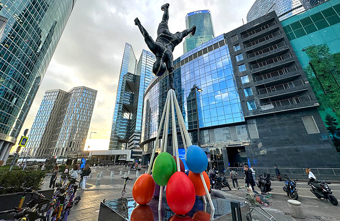    Арт-объект «Почему люди не могут летать» в деловом центре «Москва-Сити».АГН «Москва»