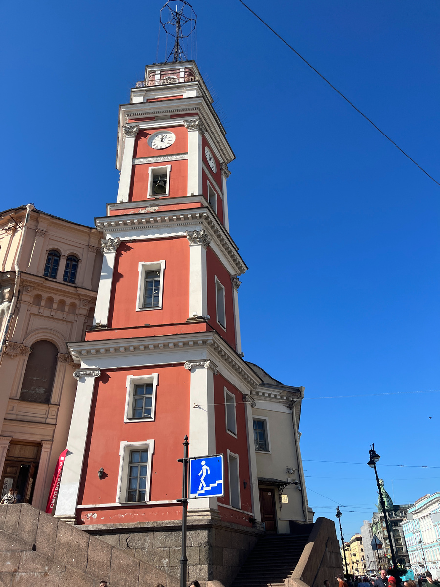 Думская башня, вход по ступенькам слева