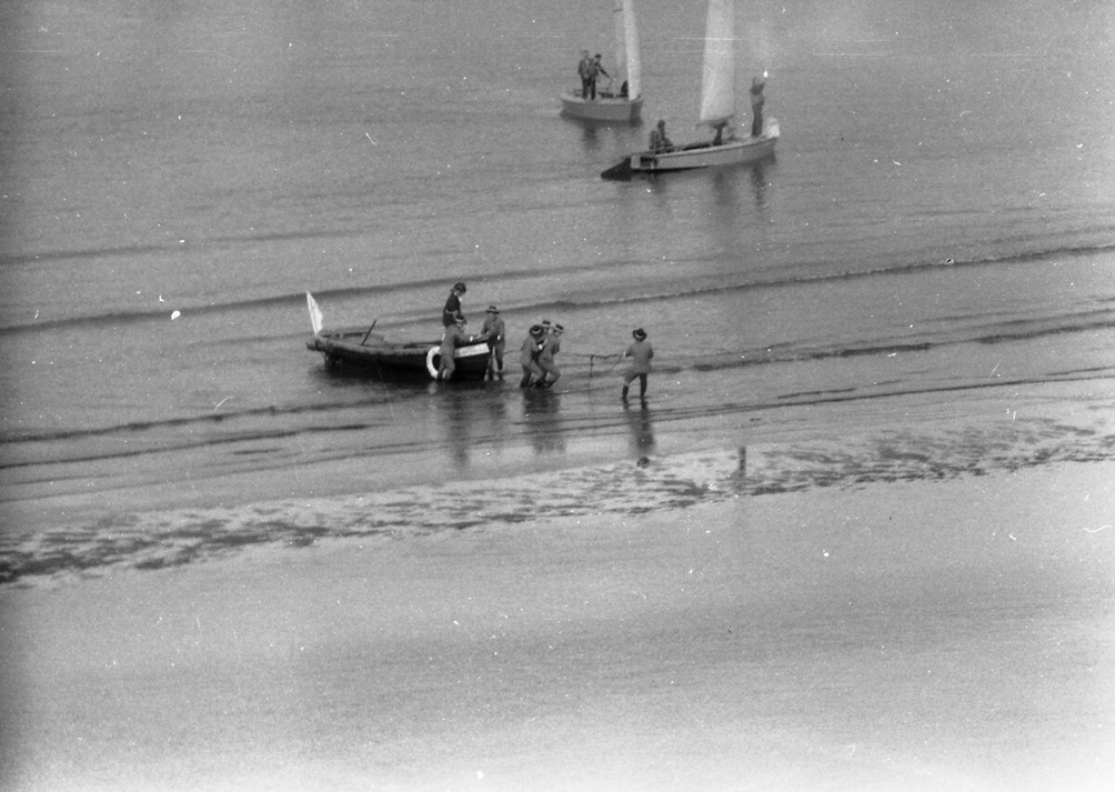 Русская экспедиция высаживается на Кунашир