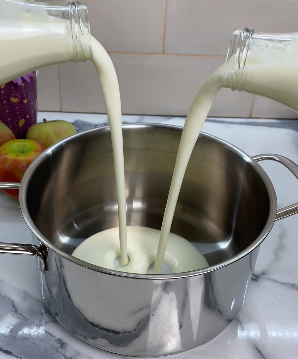 Налить кефир в кастрюлю.