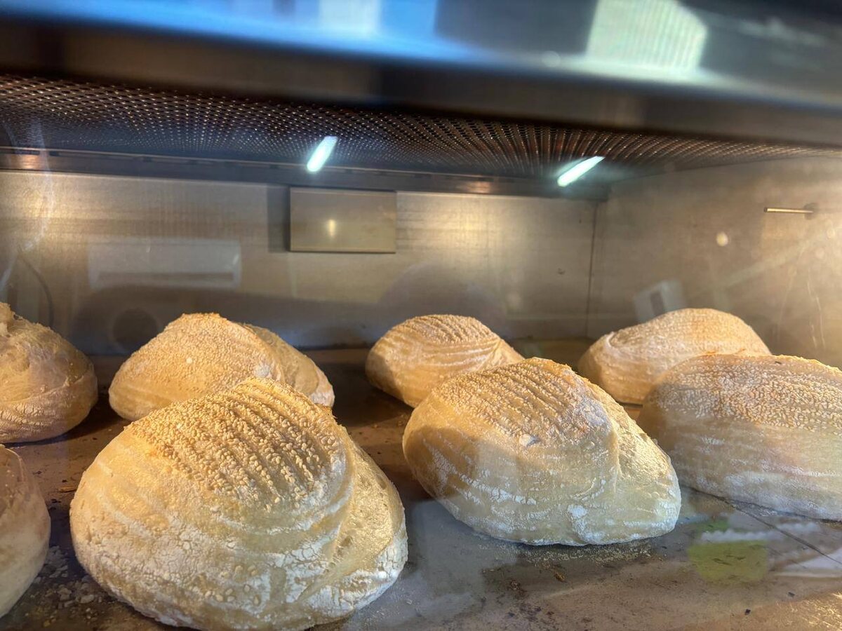 Хлеб на закваске. Скоро зарумянится и появится шикарная хрустящая корочка. 