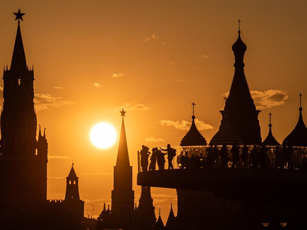    Люди на "Парящем мосту" парка "Зарядье"© РИА Новости / Владимир Сергеев