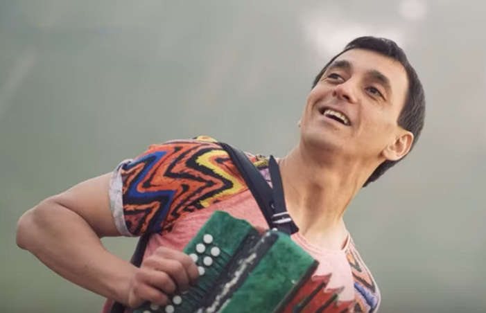 
Рустам Асадуллин «Яшьлегем». Фото: соцсети vk.com (стоп-кадр видео)