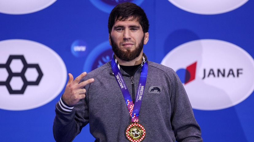     Заур Угуев с золотой медалью за победу на чемпионате мира по борьбе в Загребе Gettyimages.ru Igor Kralj